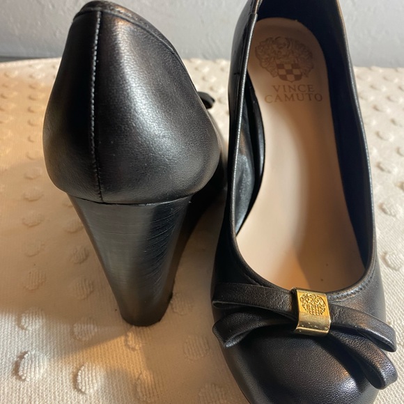 VINCE CAMUTO Black Wedge with Bow Toe - Picture 9 of 16